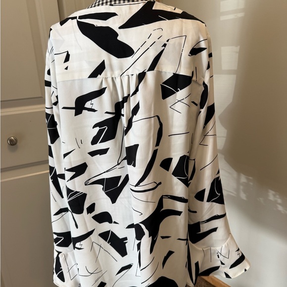 Vince Camuto Black and White Abstract Blouse - Picture 3 of 5